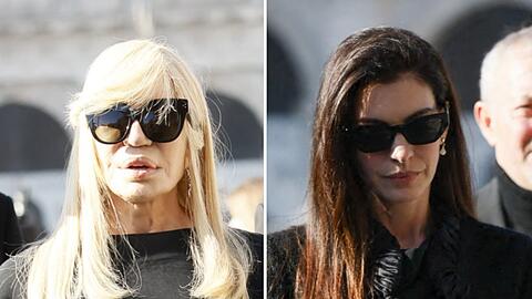 Donatella Versace (l.) und Anne Hathaway bei der Ankunft zur Trauerfeier f&uuml;r Valentino.