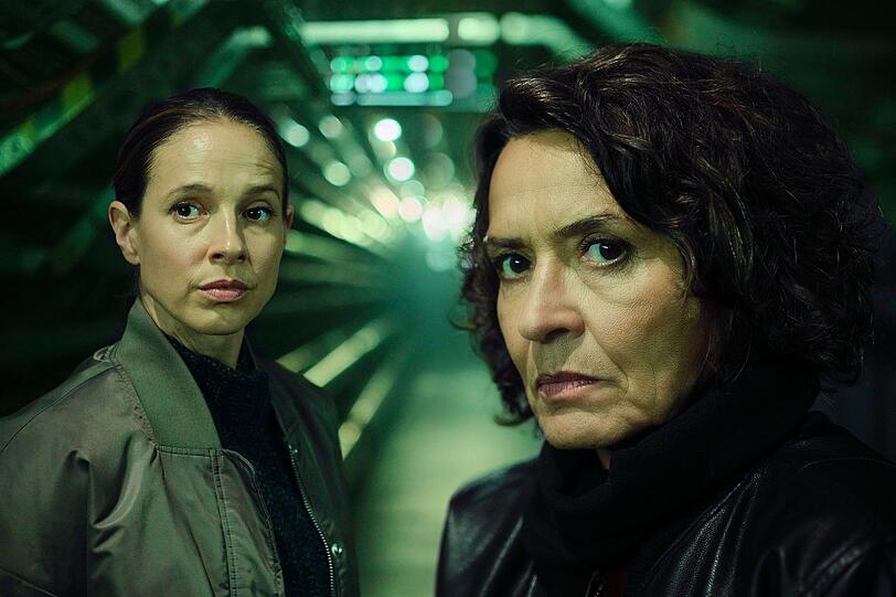 Lena Odenthal (Ulrike Folkerts) und Johanna Stern (Lisa Bitter) ermitteln im "Tatort: Explosive Mischung" während einer Ludwigshafener Nacht. Schauplatz ist ein Problemviertel, in dem die Autorität der Polizei wenig Gewicht zu haben scheint. Lena Odenthal (Ulrike Folkerts) und Johanna Stern (Lisa Bitter) ermitteln im "Tatort: Explosive Mischung" während einer Ludwigshafener Nacht. Schauplatz ist ein Problemviertel, in dem die Autorität der Polizei wenig Gewicht zu haben scheint.