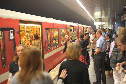 40 Mitarbeiter hat die VAG im Einsatz, um die Fahrgäste auf die geänderten Abfahrten der U-Bahn-Züge hinzuweisen.