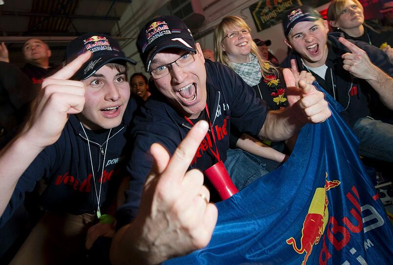 Nach Sebastian Vettels drittem WM-Sieg flippen die Fans in seiner Heimatstadt Heppenheim völlig aus. Die Bidler vom Freudentaumel