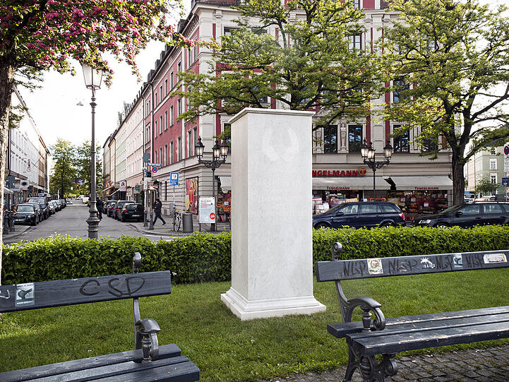 Die weiße Marmorskulptur des isländischen Künstlers Ragnar Kjartansson erinnert an einen repräsentativen, neoklassizistischen Sockel und scheint damit auf den ersten Blick einem klassischen Denkmal zu gleichen. Die vertraute Erscheinung wird bei genauem Hinsehen jedoch von der Inschrift, die auf dem Sockel zu lesen ist, gebrochen: "Alles was er machen wollte, war zu onanieren und Pralinen zu essen" steht dort in Stein gemeißelt und zitiert den Inhalt eines Traums des Künstlers.