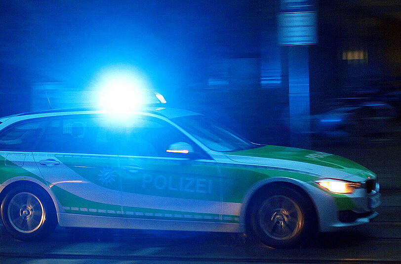 Wilde Fahrt in Nürnberg - bis eine Verkehrsinsel der Verfolgungsjagd ein jähes Ende bereitete. (Symbolbild)