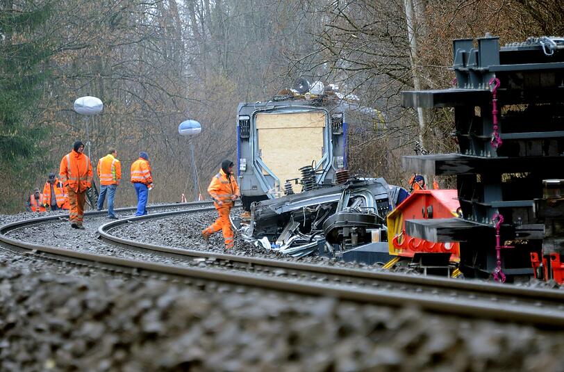 Noch immer liegen Zug-Trümmer an der Unglücksstelle. Die Strecke zwischen Rosenheim und Holzkirchen ist weiterhin gesperrt.