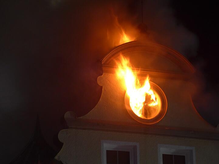Das Feuer bricht im oberen Bereich aus, die Ursache ist noch völlig unklar.
