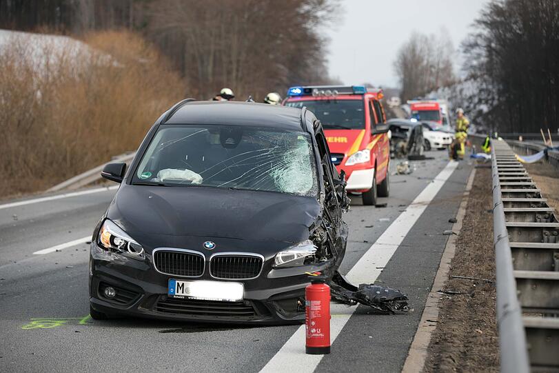 Auf der A8 ist am Mittwochnachmittag ein schwerer Unfall passiert. Ein Geisterfahrer raste in den Gegenverkehr.
