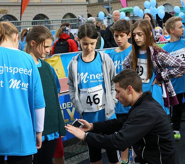 Sie springen weit: Die jungen Teilnehmer bei der "1. M-net Münchner Schulmeisterschaft."