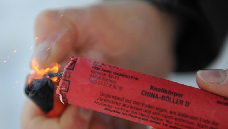 Ein Mann zündet einen Knallkörper der Klasse 2 an. Feuerwerk gehört für viele Menschen einfach zu Silvester dazu. Die Kehrseite zeigt sich alljährlich in Kliniken. Ärzte berichten von typischen und kuriosen Unfällen. Ein Mann zündet einen Knallkörper der Klasse 2 an. Feuerwerk gehört für viele Menschen einfach zu Silvester dazu. Die Kehrseite zeigt sich alljährlich in Kliniken. Ärzte berichten von typischen und kuriosen Unfällen.