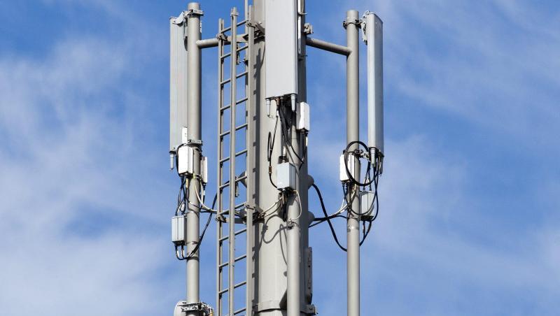 Ein Mobilfunk Sendemast, aufgenommen in Duebendorf in der Schweiz. Ein Mobilfunk Sendemast, aufgenommen in Duebendorf in der Schweiz.