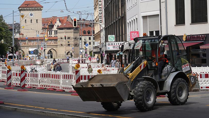 Auch in der Zweibrückenstraße ein einziges Baustellen-Gewirr. Auch in der Zweibrückenstraße ein einziges Baustellen-Gewirr.