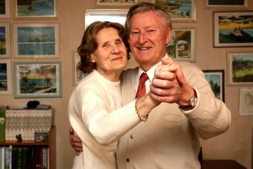 Ein Tänzchen zum 60sten Hochzeitstag: Louise (83) und Josef Schmidt (84).