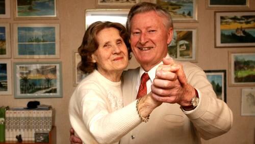 Ein Tänzchen zum 60sten Hochzeitstag: Louise (83) und Josef Schmidt (84). Ein Tänzchen zum 60sten Hochzeitstag: Louise (83) und Josef Schmidt (84).