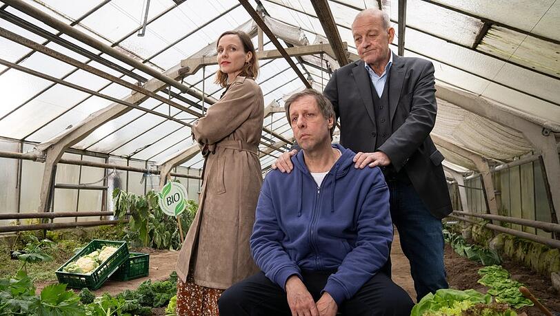 "Wilsberg: Achtsam bis tödlich": Wilsberg (Leonard Lansink, r.) tröstet Ekki Talkötter (Oliver Korittke, M.), der nicht davon begeistert ist, seine Unterkunft mit seiner Ex-Freundin Silke Sestendrup (Nadja Becker, l.) teilen zu müssen.