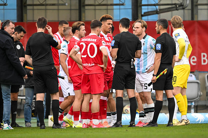 Schiedsrichter Konrad Oldhafer unterbricht das Spiel im Grünwalder Stadion.