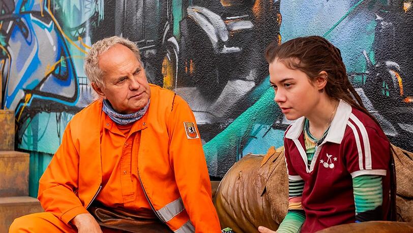 "Die Drei von der M&uuml;llabfuhr: Hand in Hand": Werner (Uwe Ochsenknecht, l.) sorgt sich um Jelena (Hannah Schiller).