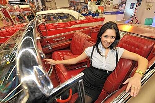 Model Chiara relaxt im Cadillac Cabriolet.