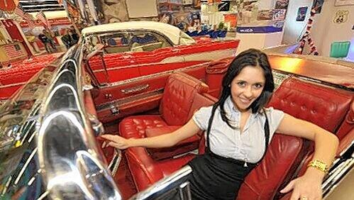 Model Chiara relaxt im Cadillac Cabriolet. Model Chiara relaxt im Cadillac Cabriolet.