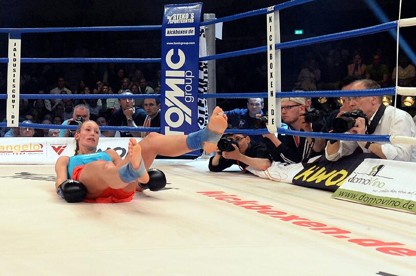 Kickboxerin Christine Theiss hat im vorletzten Kampf ihrer erfolgreichen Karriere die erste Niederlage kassiert und den WM-Gürtel verloren. Die 33-Jährige unterlag der Russin Olga Stawrowa nach Punkten. Theiss, die Ende des Jahres aufhören wird, will eine Revanche.