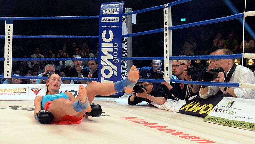 Kickboxerin Christine Theiss hat im vorletzten Kampf ihrer erfolgreichen Karriere die erste Niederlage kassiert und den WM-Gürtel verloren. Die 33-Jährige unterlag der Russin Olga Stawrowa nach Punkten. Theiss, die Ende des Jahres aufhören wird, will eine Revanche. Kickboxerin Christine Theiss hat im vorletzten Kampf ihrer erfolgreichen Karriere die erste Niederlage kassiert und den WM-Gürtel verloren. Die 33-Jährige unterlag der Russin Olga Stawrowa nach Punkten. Theiss, die Ende des Jahres aufhören wird, will eine Revanche.