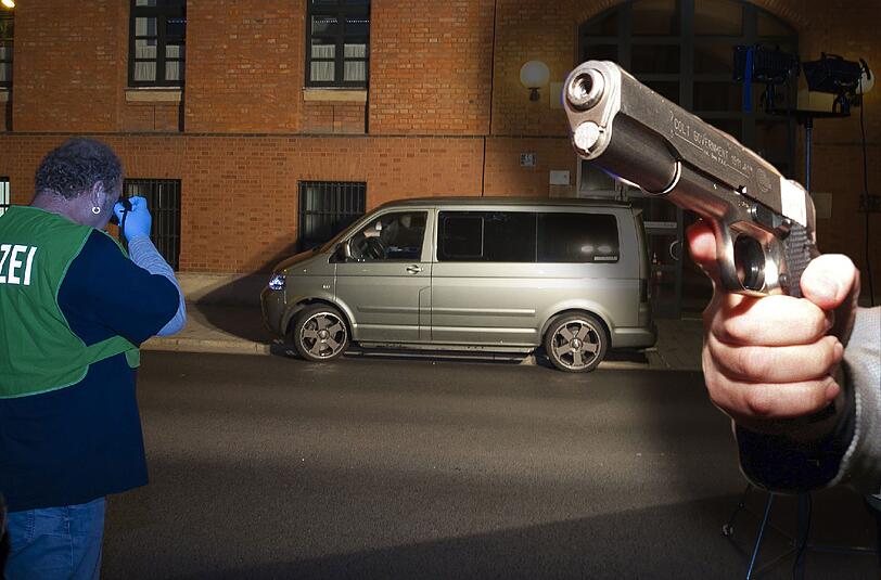 Laut Polizei feuerte der Täter neun Schüsse aus einer großkalibrigen Pistole ab.