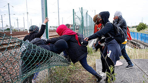 Erneut haben zwischen 100 und 150 Flüchtlinge versucht, durch den Eurotunnel von Frankreich nach Großbritannien zu gelangen. Der britische Premierminister David Cameron bezeichnete die Lage als "sehr besorgniserregend".