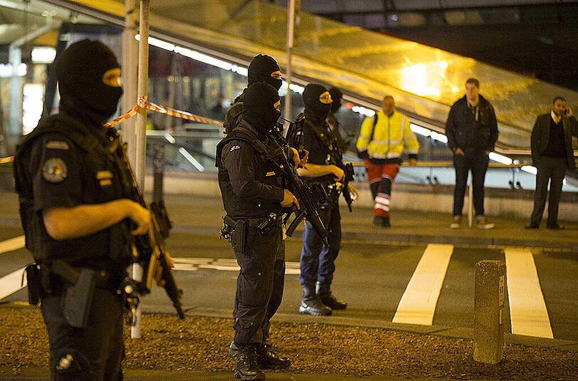 Schwer bewaffnet, bewacht die Polizei den Amsterdamer Flughafen Schiphol. Foto: Michel Van Bergen
