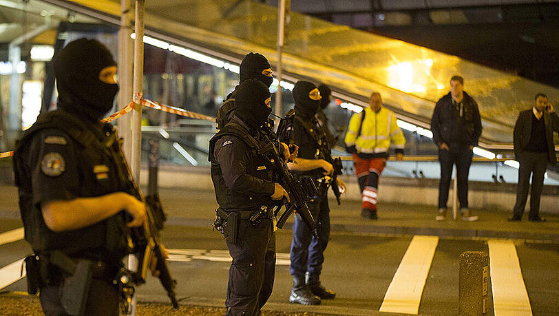 Schwer bewaffnet, bewacht die Polizei den Amsterdamer Flughafen Schiphol. Foto: Michel Van Bergen Schwer bewaffnet, bewacht die Polizei den Amsterdamer Flughafen Schiphol. Foto: Michel Van Bergen