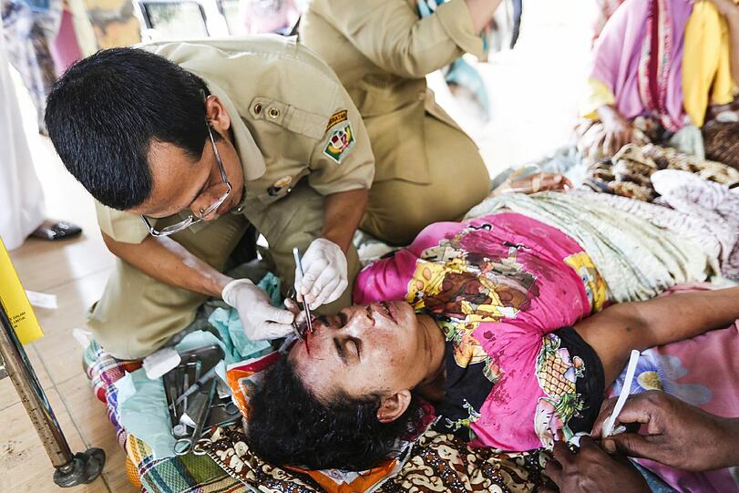 Mehr als 90 Tote nach schwerem Erdbeben in Indonesien