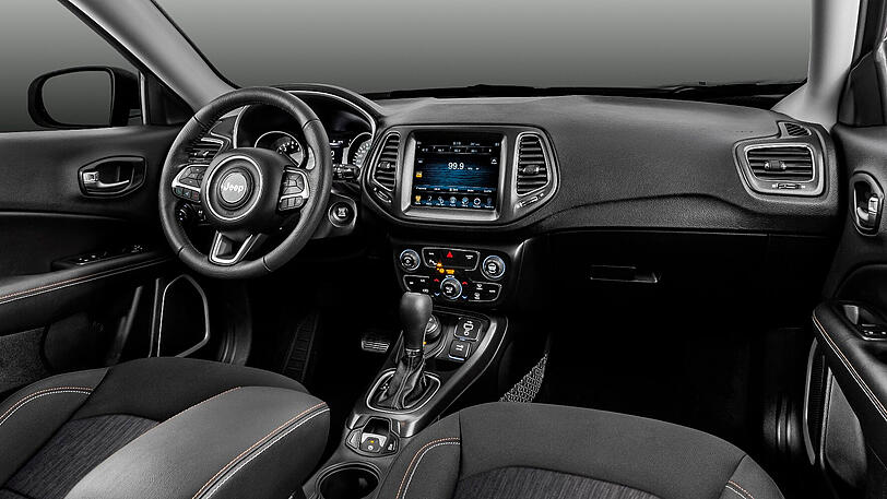Übersichtliches Cockpit mit großem, zentralen Touchscreen: der Innenraum des neuen Compass.