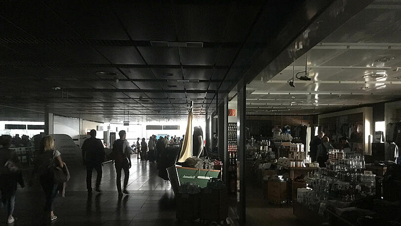 Ausnahmezustand am Flughafen: Genervte Reisende, dunkle Gänge, überfordertes Personal - die Bilder aus Hamburg.