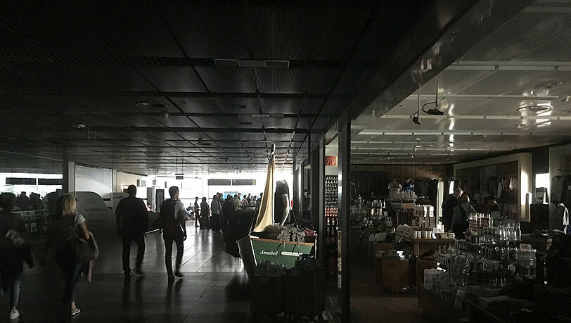Ausnahmezustand am Flughafen: Genervte Reisende, dunkle Gänge, überfordertes Personal - die Bilder aus Hamburg. Ausnahmezustand am Flughafen: Genervte Reisende, dunkle Gänge, überfordertes Personal - die Bilder aus Hamburg.