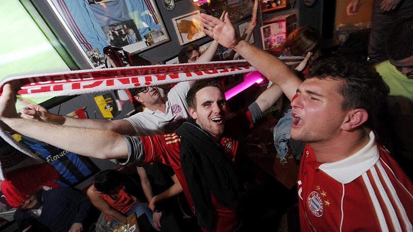 Ob am Samstag hier auch so gejubelt wird? Bayern-Fans im Stadion an der Schleißheimer Straße nach einem Sieg ihres Team