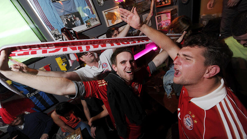 Ob am Samstag hier auch so gejubelt wird? Bayern-Fans im Stadion an der Schleißheimer Straße nach einem Sieg ihres Team Ob am Samstag hier auch so gejubelt wird? Bayern-Fans im Stadion an der Schleißheimer Straße nach einem Sieg ihres Team