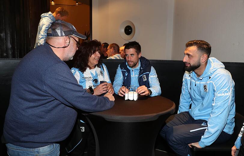 Löwen-Stars zum Anfassen: Die Bilder vom Fanabend in der "Royal-Bar" in La Manga.