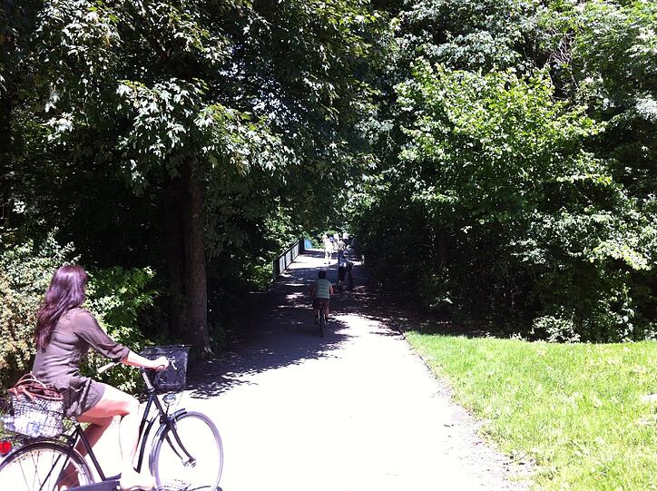 ... radelten die Schwabinger, die es ein wenig ruhiger mögen, in den nördlichen Teil vom Englischen Garten...