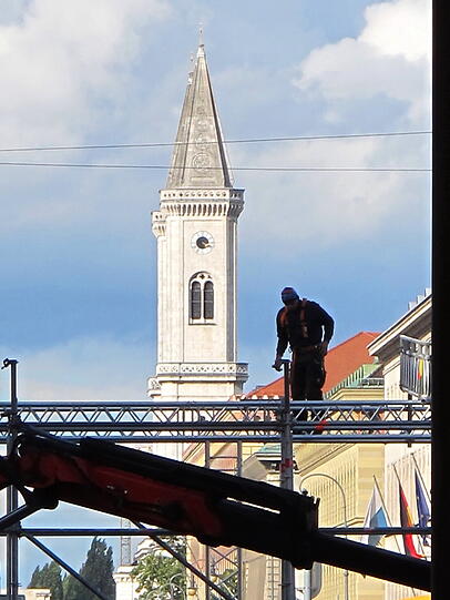 Die geschickten Kraxler vom Odeonsplatz bauen die Zuschauertribüne für den Tachtenumzug auf.
