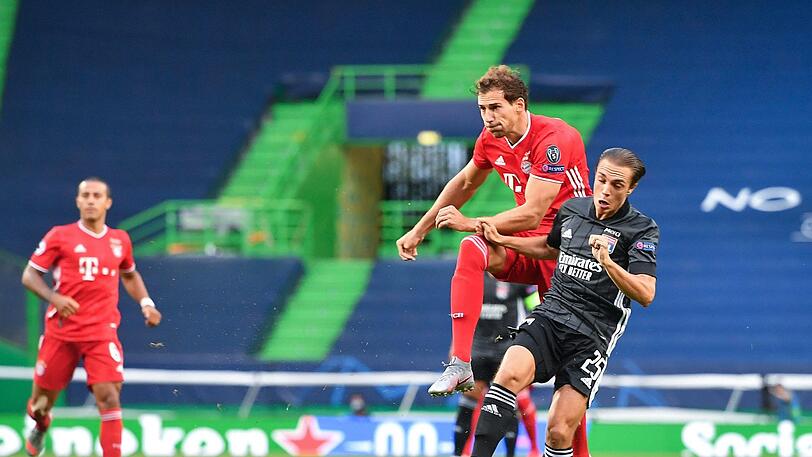 Leon Goretzka im Zweikampf mit Lyon-Talent Maxence Caqueret.