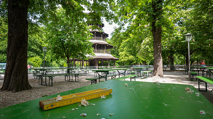 Ein gelbes Metermaß liegt im Biergarten am Chinesischen Turm, in dem die Sitzgarnituren mit 2 Meter Abstand aufgestellt sind.