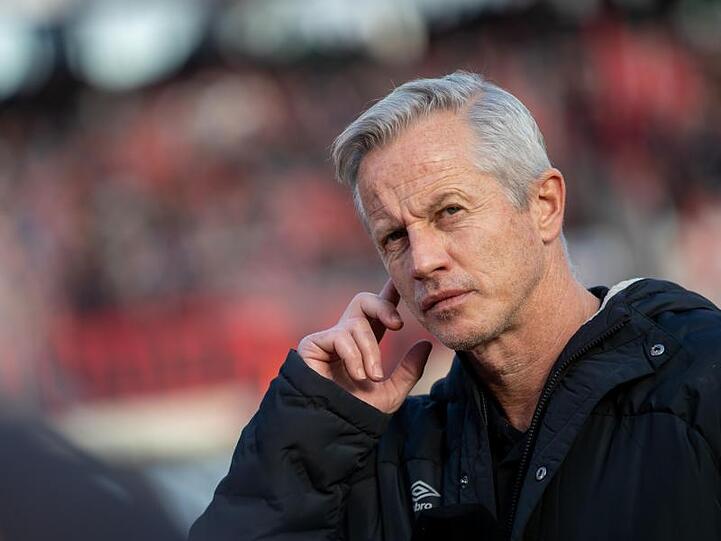 Der Nürnberger Trainer Jens Keller steht vor Spielbeginn auf dem Platz. Foto: Daniel Karmann/dpa