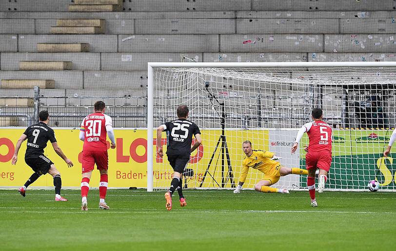 In der 26. Spielminute am 33. Spieltag gegen den SC Freiburg war es soweit: Robert Lewandowski trifft beim 2:2 zur zwischenzeitlichen 1:0-Führung und zieht mit Gerd Müller gleich.