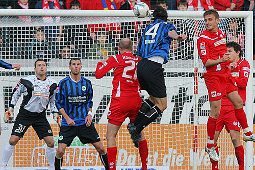 Volltreffer! Fürths Marino Biliskov (Nummer 4) erwischt die Lücke in der Mainzer Deckung und trifft zum 2:1 in der 89. Minute.