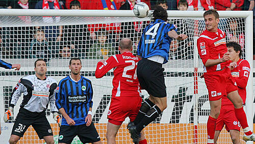 Volltreffer! Fürths Marino Biliskov (Nummer 4) erwischt die Lücke in der Mainzer Deckung und trifft zum 2:1 in der 89. Minute. Volltreffer! Fürths Marino Biliskov (Nummer 4) erwischt die Lücke in der Mainzer Deckung und trifft zum 2:1 in der 89. Minute.