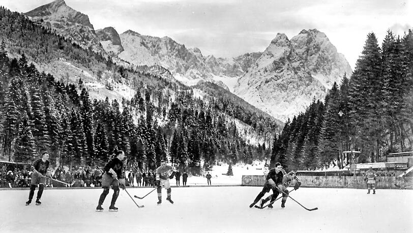 Erfolg unter der Zugspitze: Zehnmal holte der SC Riessersee aus Garmisch-Partenkirchen die deutsche Meisterschaft. Der namensgebende See war zudem zu Beginn häufig Austragungsort des Finales. Erfolg unter der Zugspitze: Zehnmal holte der SC Riessersee aus Garmisch-Partenkirchen die deutsche Meisterschaft. Der namensgebende See war zudem zu Beginn häufig Austragungsort des Finales.