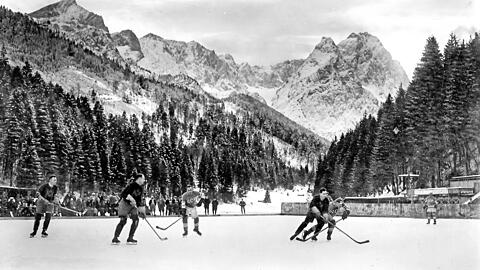 Erfolg unter der Zugspitze: Zehnmal holte der SC Riessersee aus Garmisch-Partenkirchen die deutsche Meisterschaft. Der namensgebende See war zudem zu Beginn häufig Austragungsort des Finales.
