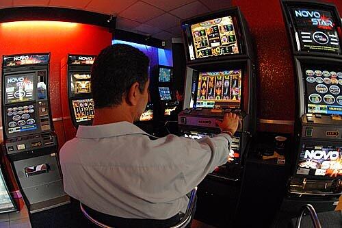 Seit 36 Stunden spielt Mallm im Jokers Casino in der Goethestraße an fünf Automaten gleichzeitig. Den Blick nimmt er trotzdem nicht von den leuchtenden Symbolen.