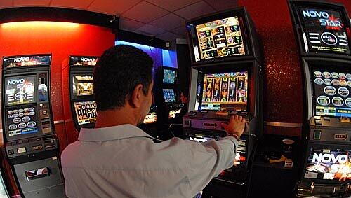 Seit 36 Stunden spielt Mallm im Jokers Casino in der Goethestraße an fünf Automaten gleichzeitig. Den Blick nimmt er trotzdem nicht von den leuchtenden Symbolen. Seit 36 Stunden spielt Mallm im Jokers Casino in der Goethestraße an fünf Automaten gleichzeitig. Den Blick nimmt er trotzdem nicht von den leuchtenden Symbolen.