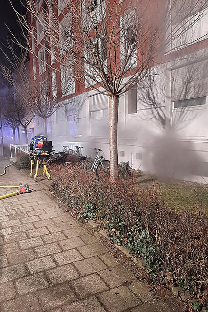 Als die Feuerwehr vor Ort eintraf, drang bereits Rauch aus einem der Kellerfenster. Als die Feuerwehr vor Ort eintraf, drang bereits Rauch aus einem der Kellerfenster.