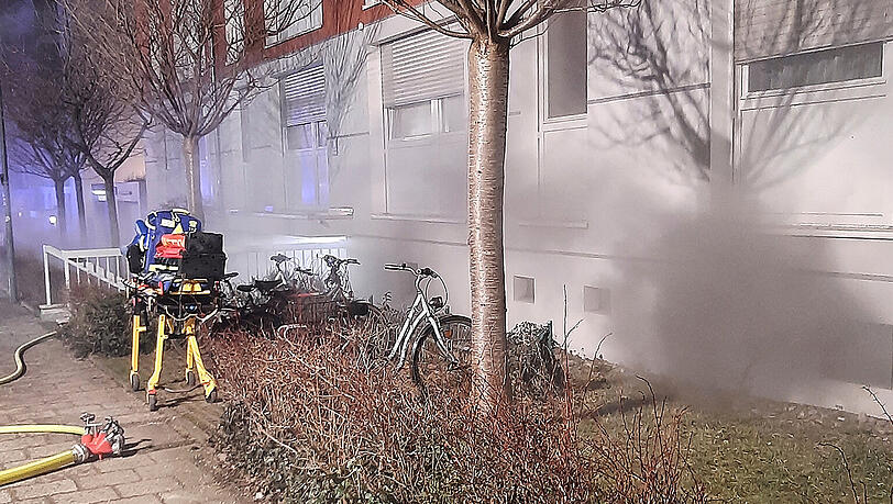 Als die Feuerwehr vor Ort eintraf, drang bereits Rauch aus einem der Kellerfenster. Als die Feuerwehr vor Ort eintraf, drang bereits Rauch aus einem der Kellerfenster.