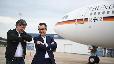 Wirtschaftsminister Robert Habeck und Ernährungsminister Cem Özdemir in Brasilia vor ihrem Abflug nach Manaus.