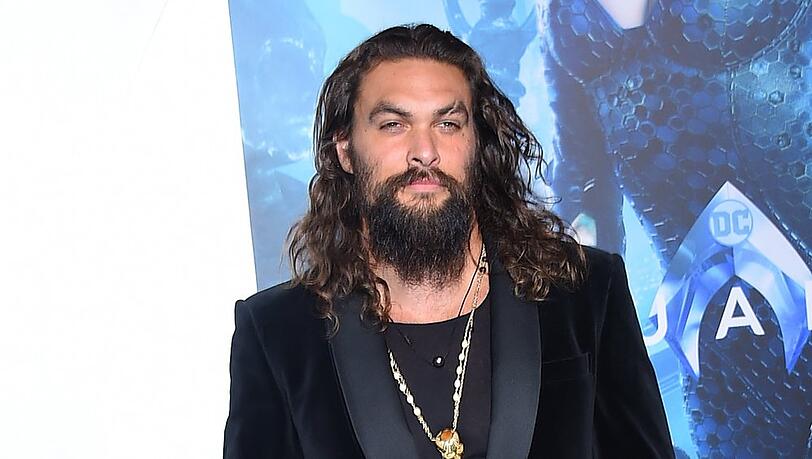 Jason Momoa packt mit an.