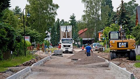 Stra&szlig;enbau ist teuer und bisweilen auch eine Frage f&uuml;r die Justiz. Die Freien W&auml;hler fordern eine Klarstellung, um die B&uuml;rger vor Kosten zu sch&uuml;tzen, die bei der Erschlie&szlig;ung vor mehr als 25 Jahren entstanden sind. (Symbolbild)